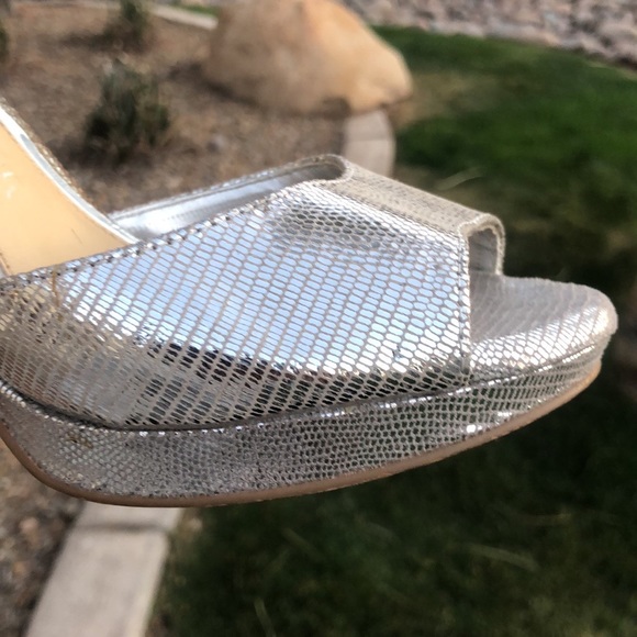 Gianni Bini Sparkly Silver Open-toe Stilettos! 4 inch heels. Size 7.5M - Picture 9 of 10